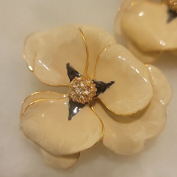 NEW Kenneth Jay Layne Beige Gold Crystal Pave Retro Coquette Flower Earrings - Picture 5 of 9
